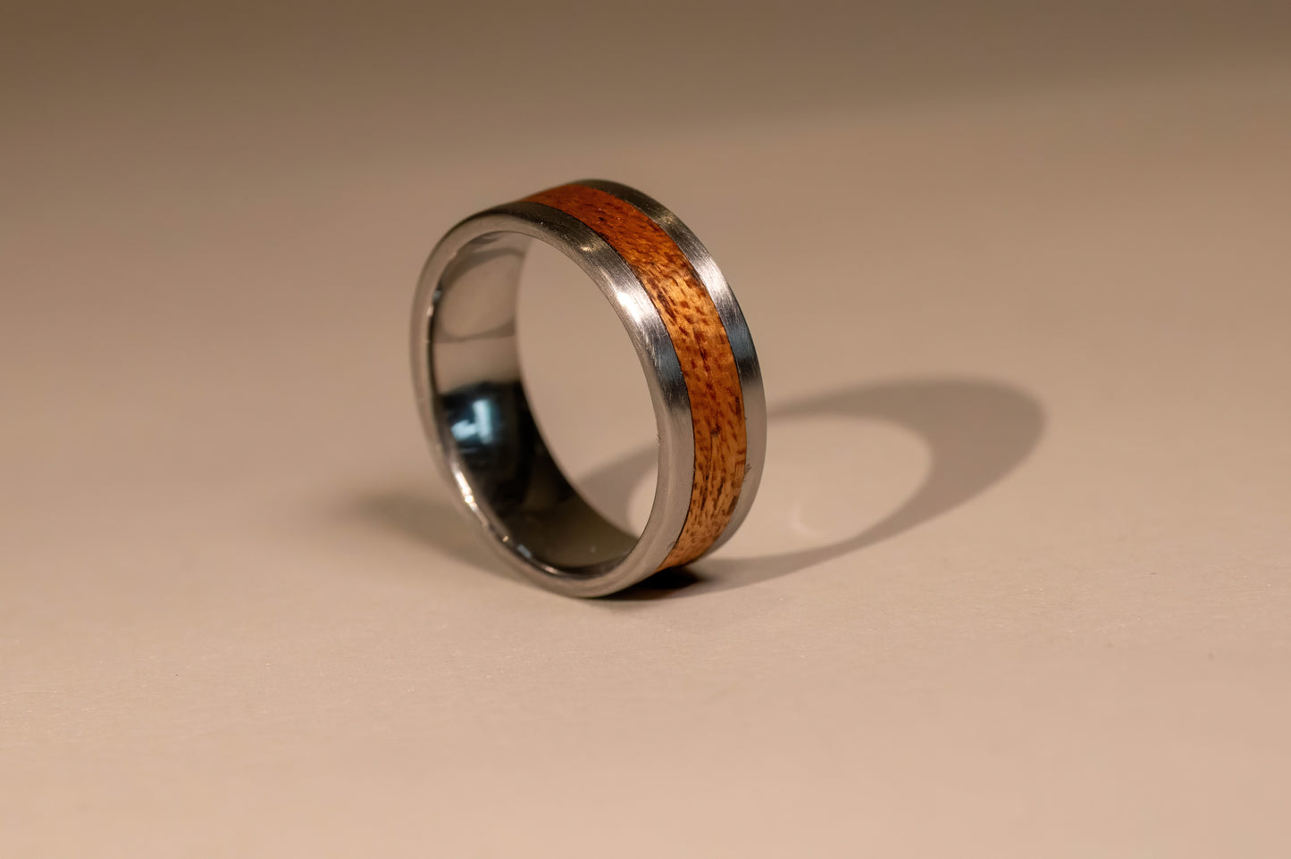 Ring #S07 – Stålring med Mahogny