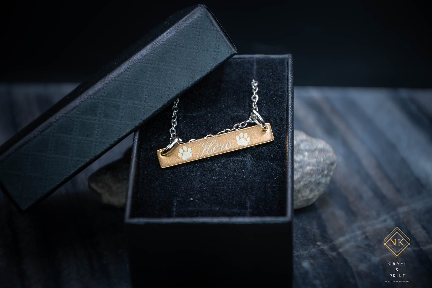 Halsband med egen gravyr – Metall med plätering i roseguld