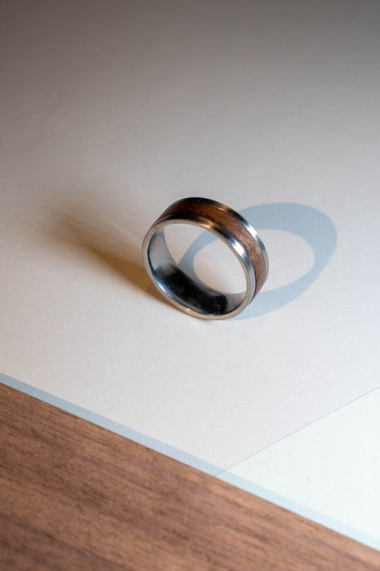 Handgjord stålring med exklusivt träinlägg