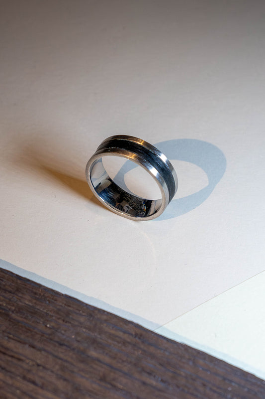 Handgjord stålring med exklusivt träinlägg