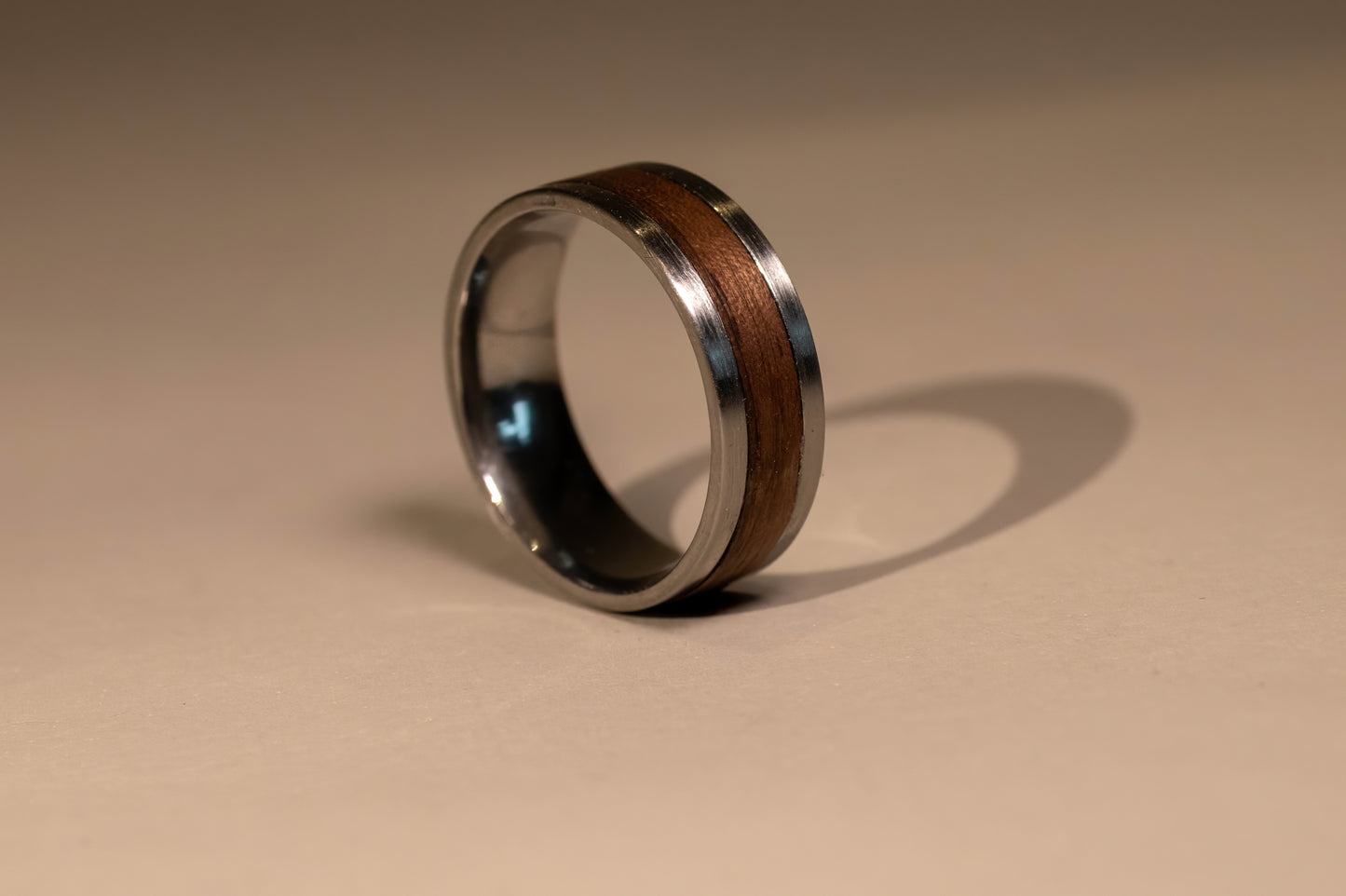 Ring #S08 – Stålring med Amerikansk Valnöt