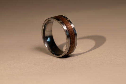 Ring #S08 – Stålring med Amerikansk Valnöt