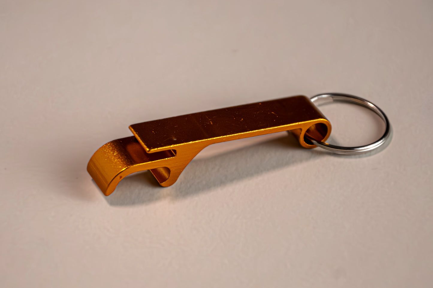 Personlig kapsylöppnare med gravyr – flera färger