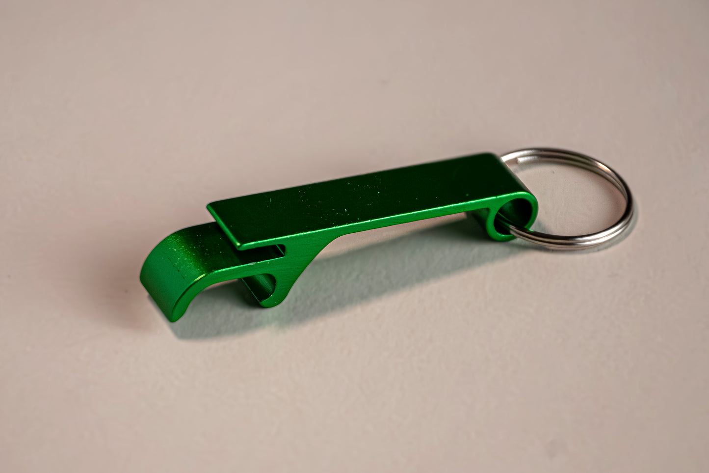 Personlig kapsylöppnare med gravyr – flera färger