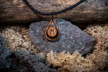 Halsband i olivträ – Runinspirerat smycke