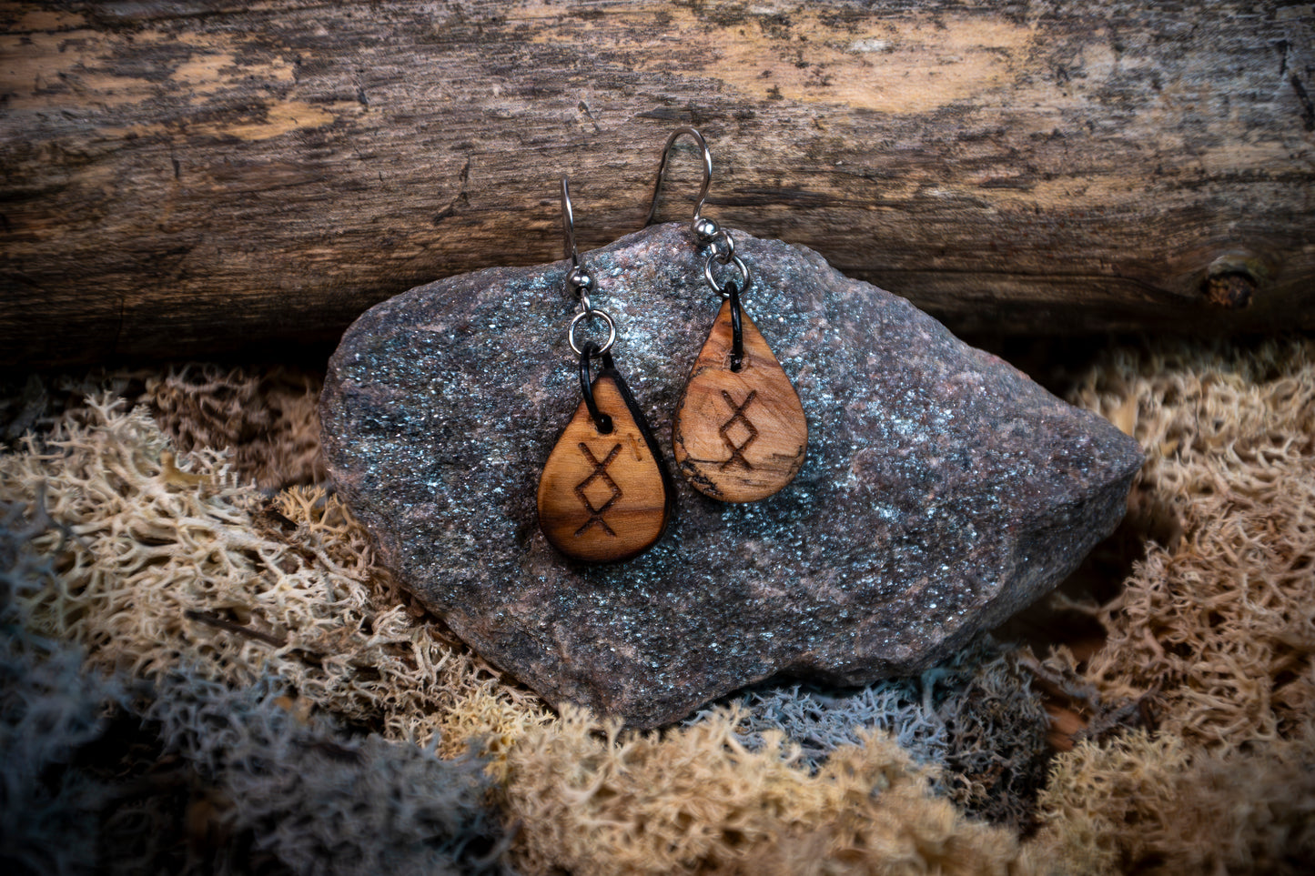 Örhängen i olivträ – Runinspirerat smycke