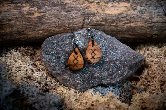 Örhängen i olivträ – Runinspirerat smycke