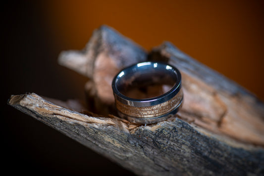 Stålring med inlägg av Valnötsträ