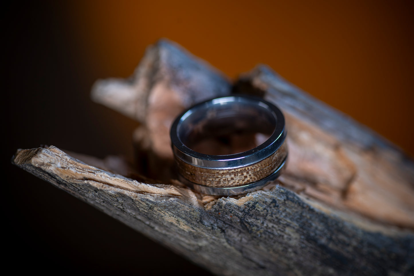 Stålring med inlägg av Valnötsträ