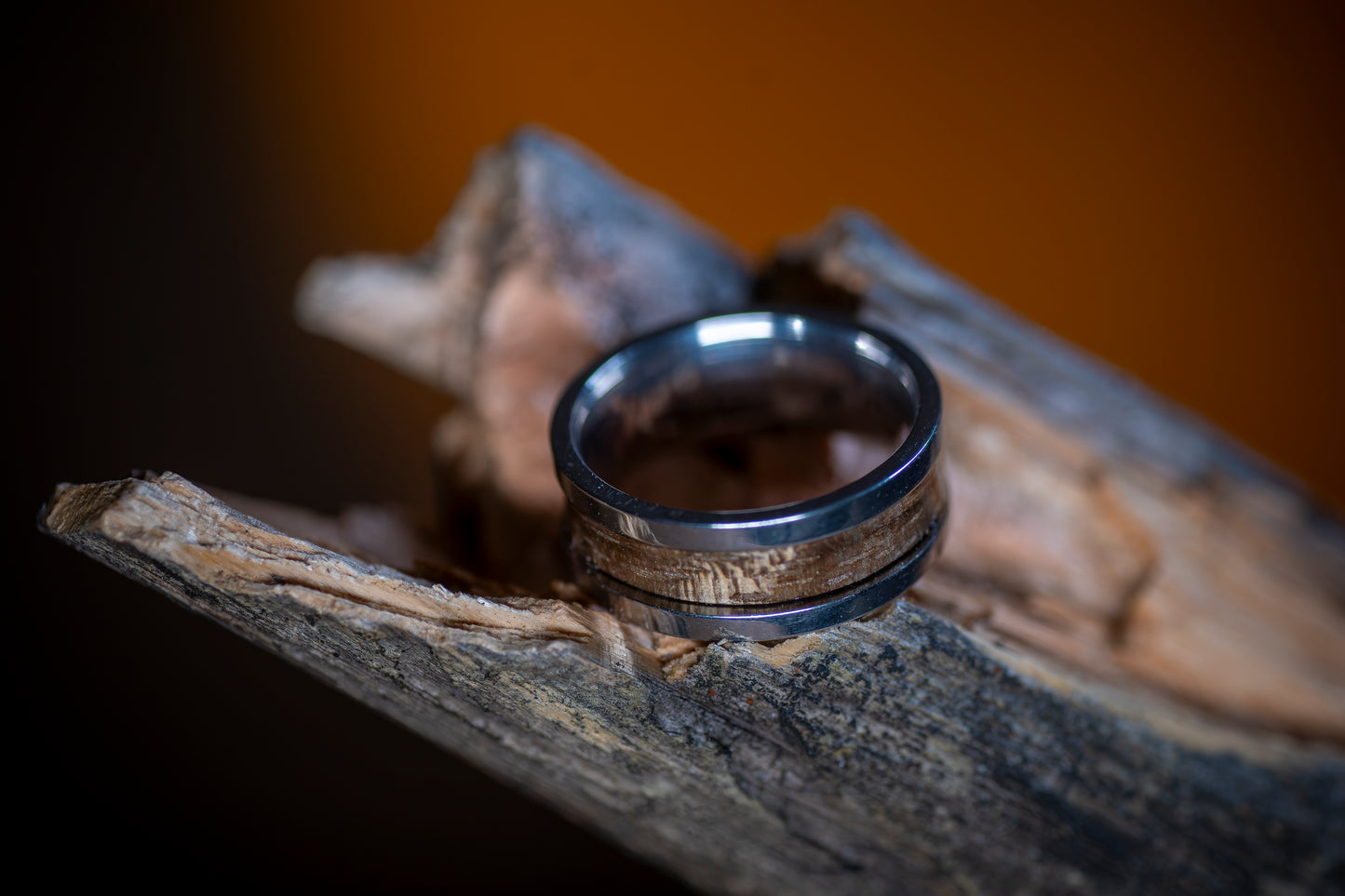 Stålring med inlägg av Valnötsträ