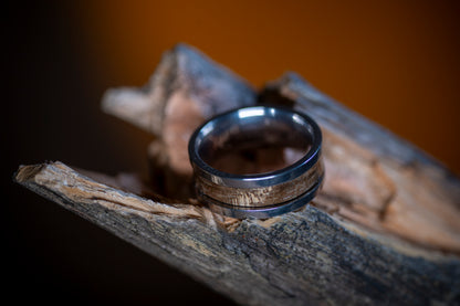 Stålring med inlägg av Valnötsträ