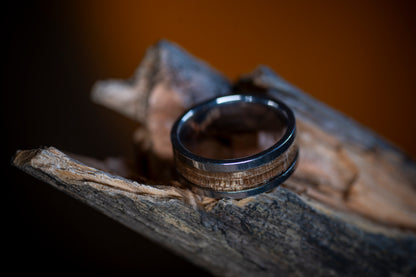 Stålring med inlägg av Valnötsträ