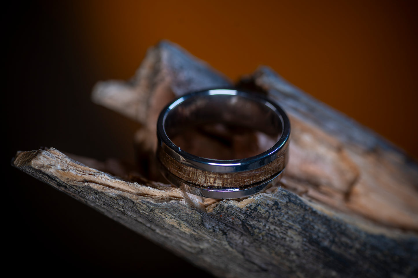 Stålring med inlägg av Valnötsträ