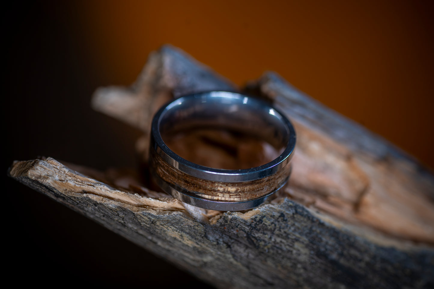 Stålring med inlägg av Valnötsträ