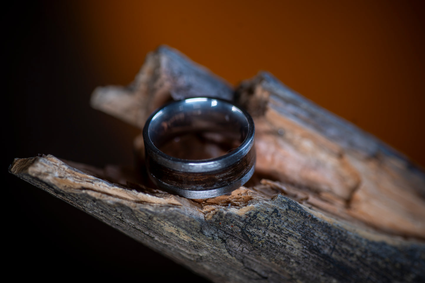 Stålring med inlägg av rökt eukalyptusträ