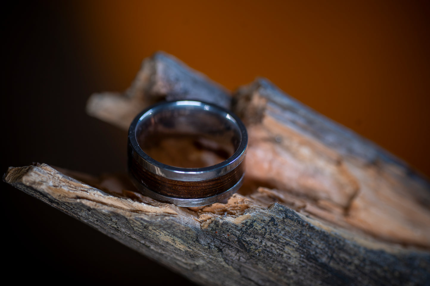 Stålring med inlägg av rökt eukalyptusträ