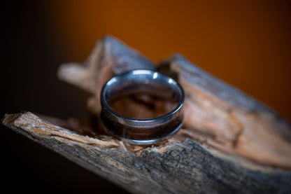 Stålring med inlägg av rökt eukalyptusträ