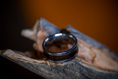 Stålring med inlägg av rökt eukalyptusträ