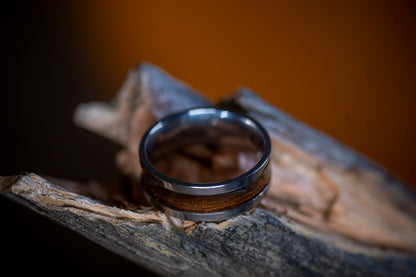 Stålring med inlägg av rökt eukalyptusträ