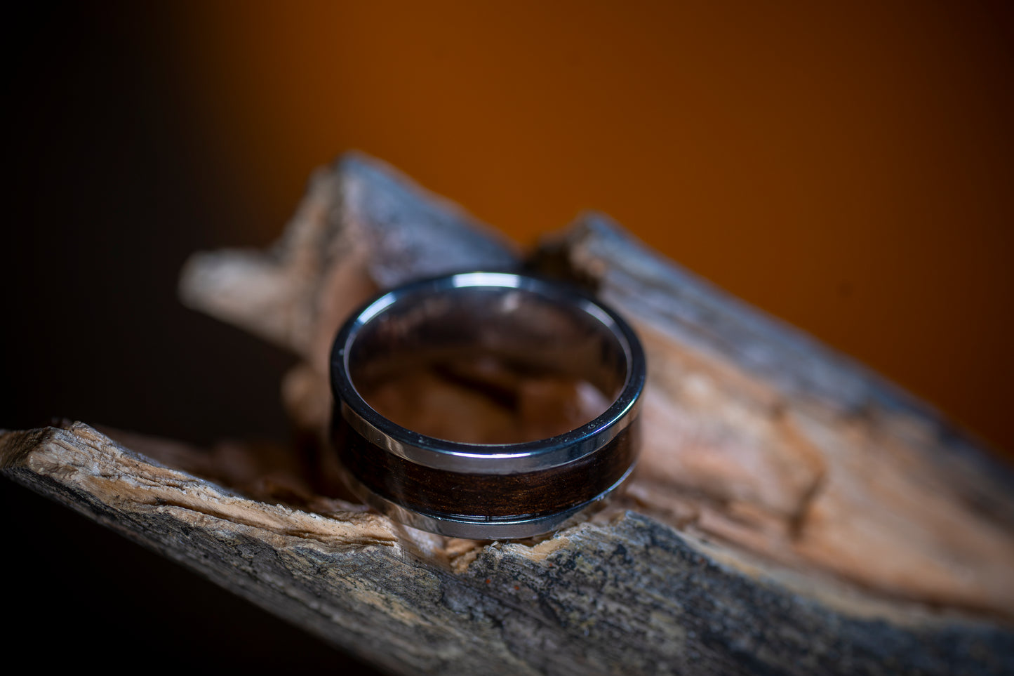 Stålring med inlägg av rökt eukalyptusträ