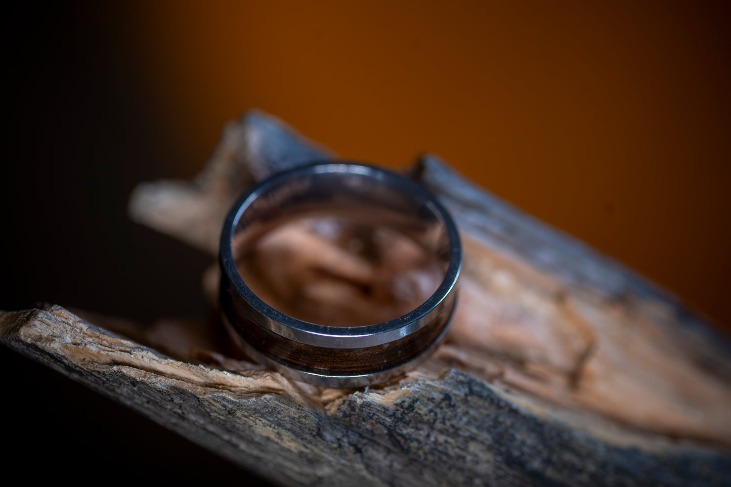 Stålring med inlägg av rökt eukalyptusträ