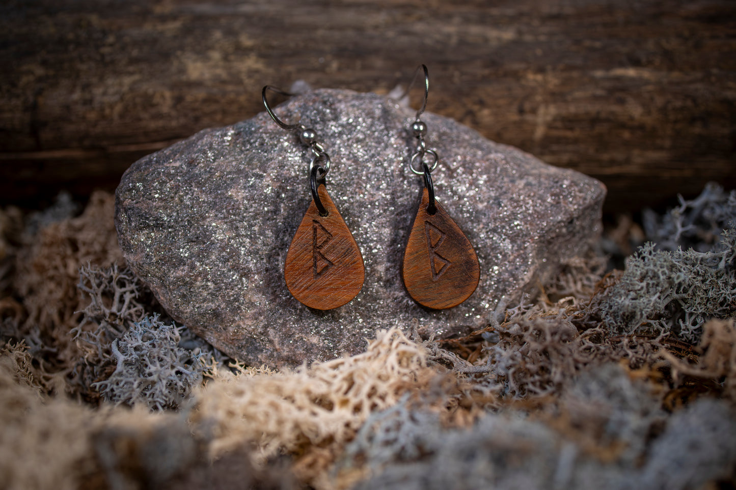 Örhängen i Valnötsträ – Runinspirerat smycke