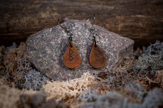 Örhängen i Valnötsträ – Runinspirerat smycke