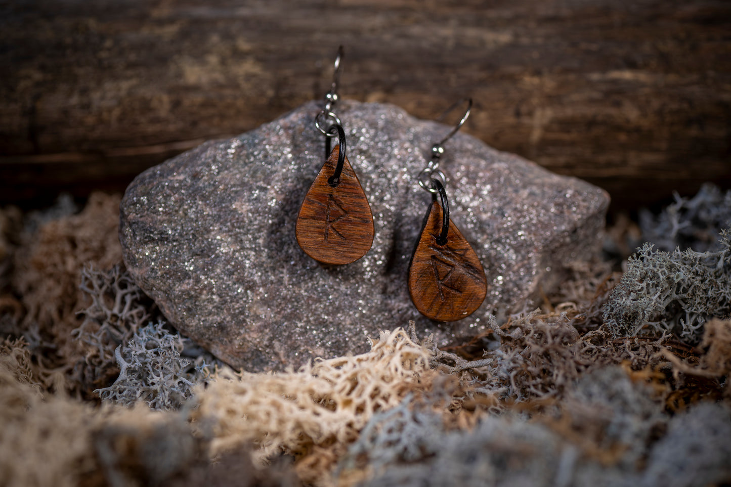 Örhängen i Valnötsträ – Runinspirerat smycke