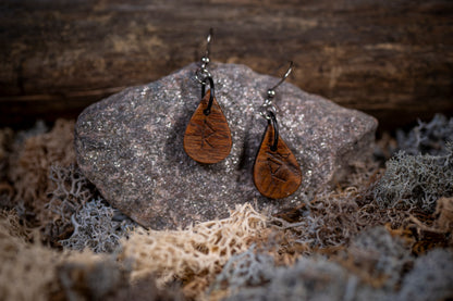 Örhängen i Valnötsträ – Runinspirerat smycke