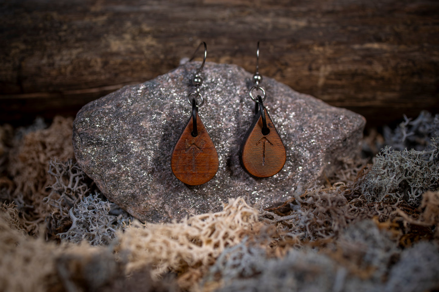 Örhängen i Valnötsträ – Runinspirerat smycke