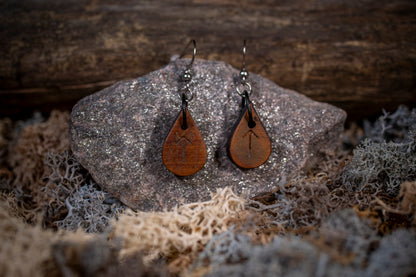 Örhängen i Valnötsträ – Runinspirerat smycke