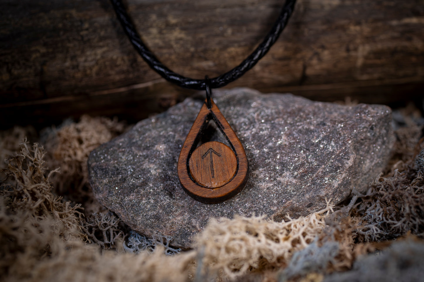 Halsband i Valnötsträ – Runinspirerat smycke