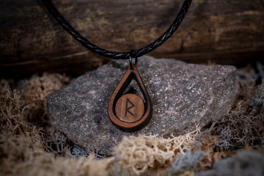 Halsband i Valnötsträ – Runinspirerat smycke