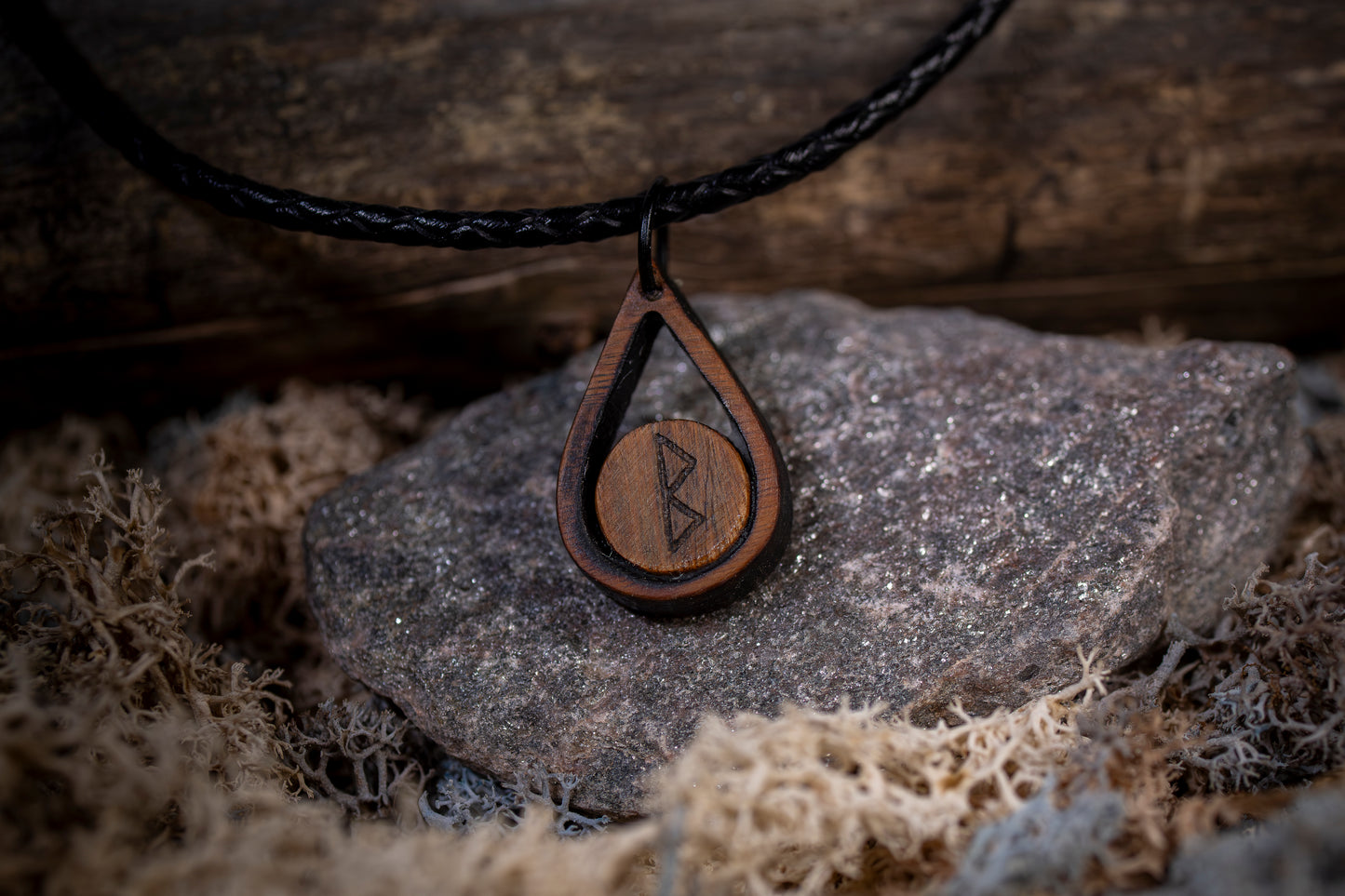 Halsband i Valnötsträ – Runinspirerat smycke