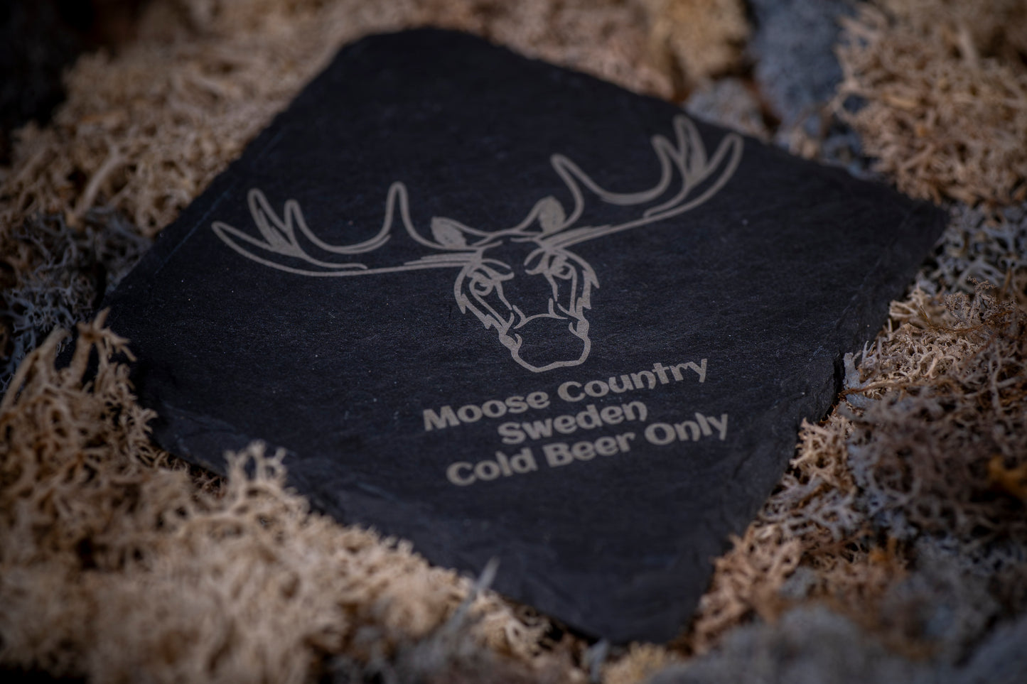 Skifferunderlägg – Moose Country Sweden – Cold Beer Only